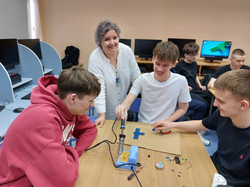 Ostrołęcka młodzież z III LO sięga gwiazd. Uczniowie klasy 3B w elitarnym projekcie „Klucz do kosmosu” [ZDJĘCIA]