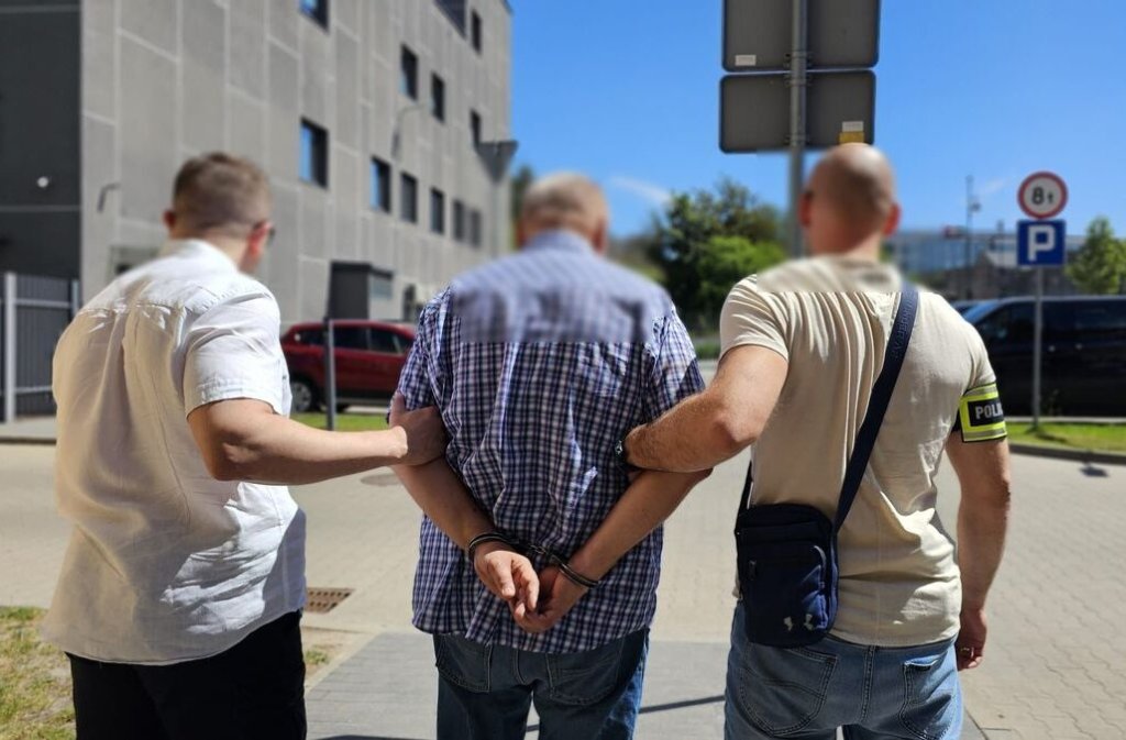 Afera oświatowa z ostrołęckim wątkiem. Zatrzymania i przeszukania [WIDEO, ZDJĘCIA]