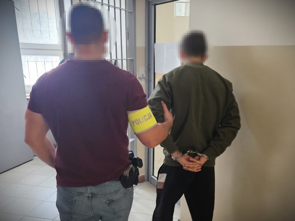 Ostrołęka: 94-latka straciła 30 tys. zł metodą „na wnuczka”. Podejrzani zatrzymani pod Warszawą [WIDEO]