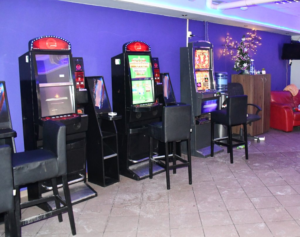 Rozbój z gazem i kwasem w salonie gier. Trzech aresztowanych. Grozi im do 20 lat więzienia