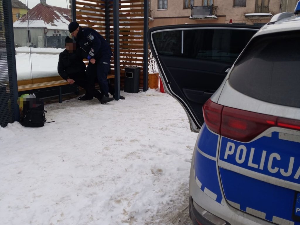 Boso na mrozie przy przystanku. Ta spirala pomocy uratowała ludzkie życie!