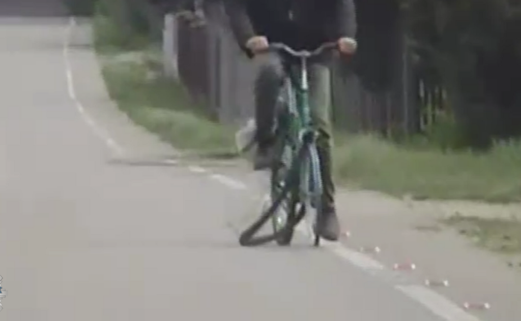 Takiej „techniki” jazdy policjanci dawno nie widzieli! Aż ciężko uwierzyć [WIDEO]