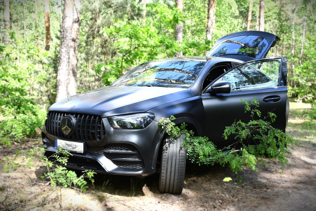 Ukradł mercedesa wartego 400 tys. zł. Oto, jak to tłumaczył. "Wykorzystał fakt, że..."