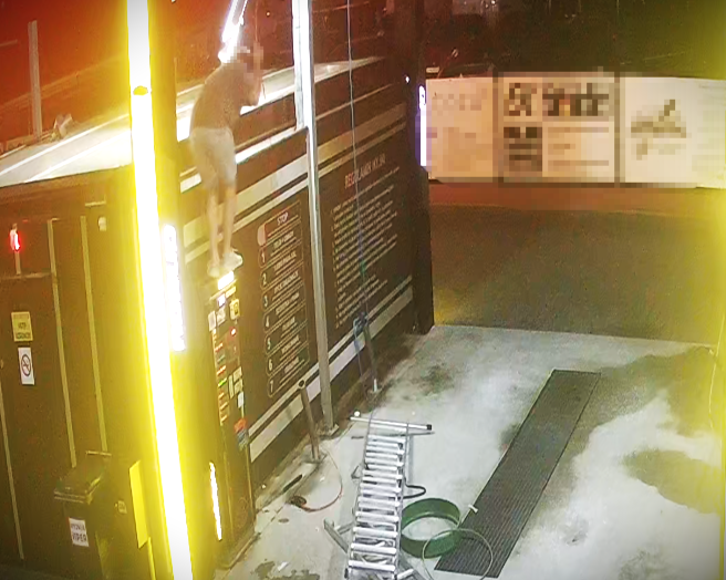 Pijany 21-latek zdemolował myjnię. Policjanci znaleźli go... leżącego w toalecie