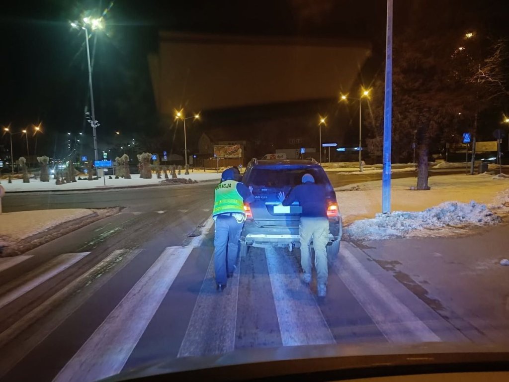 Mercedes stanął na środku ulicy Steyera. Zaskakujący finał policyjnej interwencji