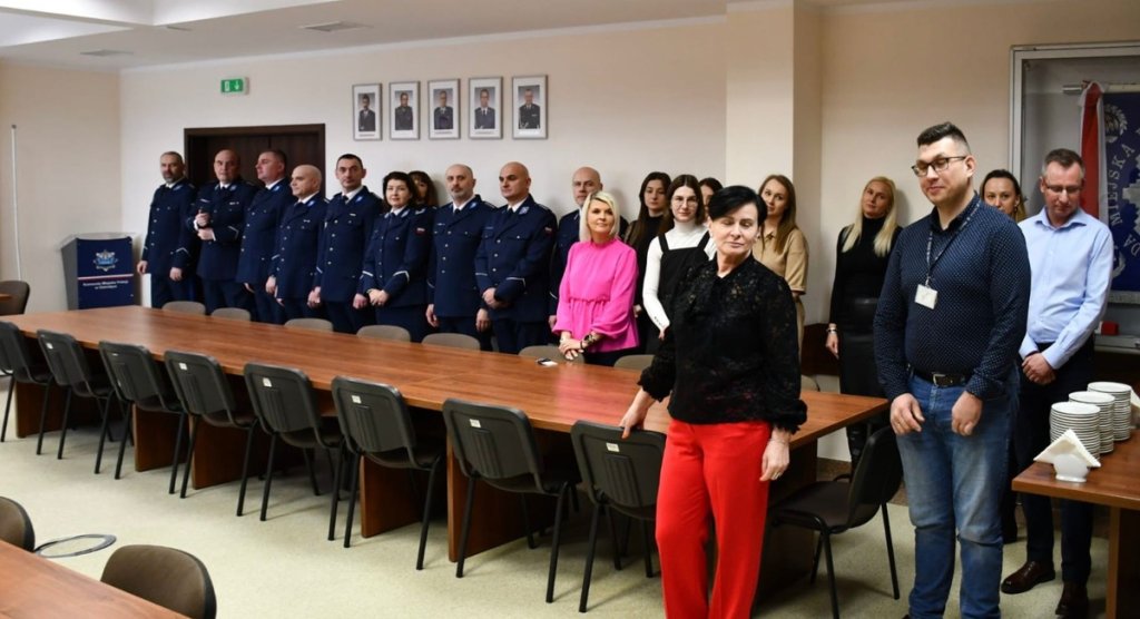 Święto „cichych bohaterów” policji. Uroczysta zbiórka w ostrołęckiej komendzie [ZDJĘCIA]