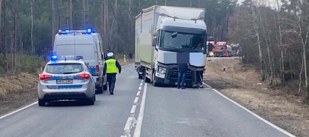 Wypadek na drodze krajowej. Fatalne skutki błędnego manewru [ZDJĘCIA]