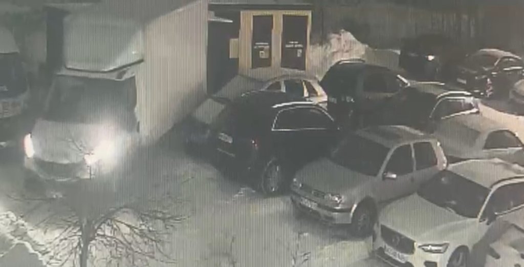 Wstydliwa ucieczka z ulicy Cieplińskiego. Nagranie trafiło do sieci – czy sprawca sam się zgłosi? [WIDEO]