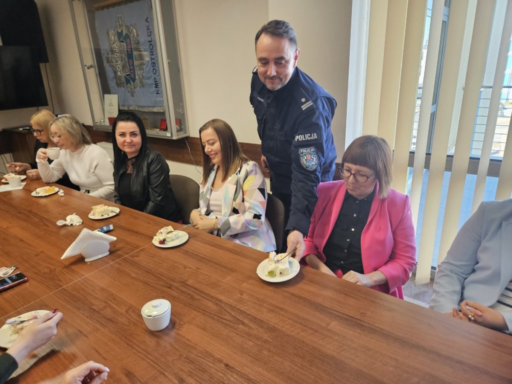 Kwiaty, życzenia i słodka niespodzianka. Dzień Kobiet w ostrołęckiej komendzie [ZDJĘCIA]