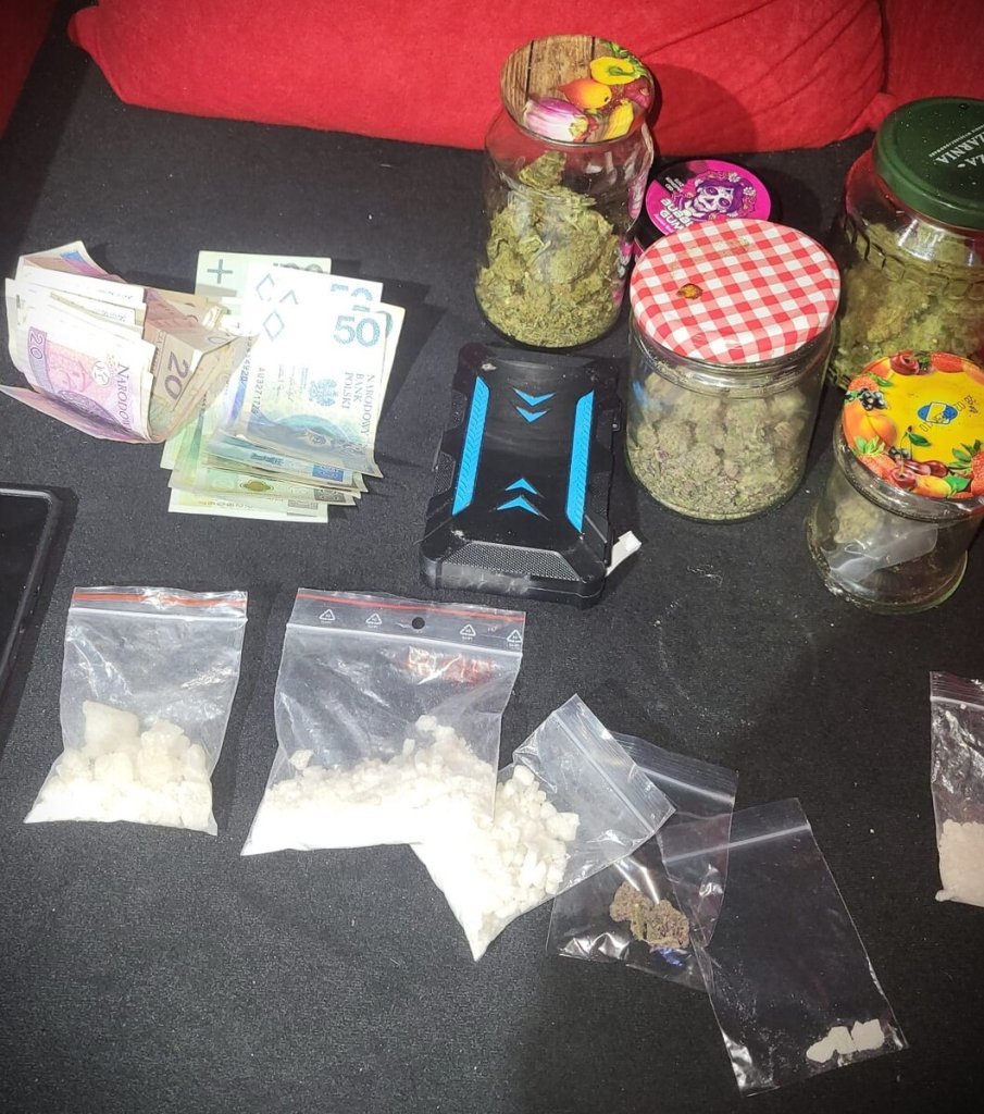 Pobudka w kajdankach. 26-latek miał w domu setki porcji narkotyków!