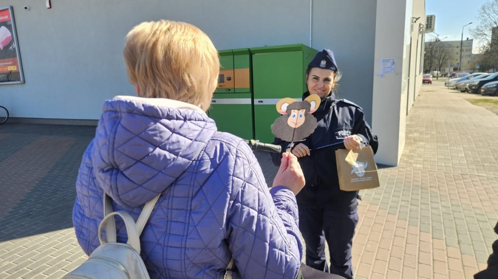 Bezpieczna Wielkanoc w Ostrołęce. Policja i uczniowie klas mundurowych ruszyli na ulice [ZDJĘCIA]