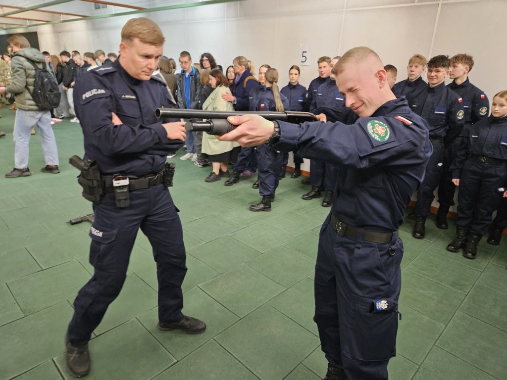 „Od kuchni” w ostrołęckiej komendzie – setki uczniów sprawdziły, jak może smakować służba w policji [WIDEO, ZDJĘCIA]