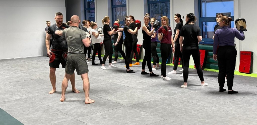 Jubileuszowa edycja „Bądź Bezpieczna”. Pierwsze poty na macie