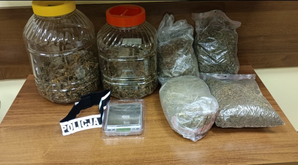 Blisko kilogram narkotyków w rękach ostrołęckiej policji. Młody mężczyzna usłyszał zarzuty