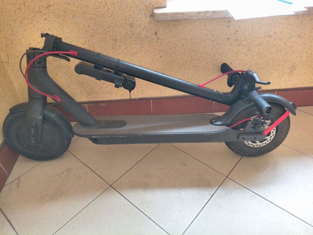 Znaleziono hulajnogę Xiaomi i pęk kluczy. Policja szuka właściciela