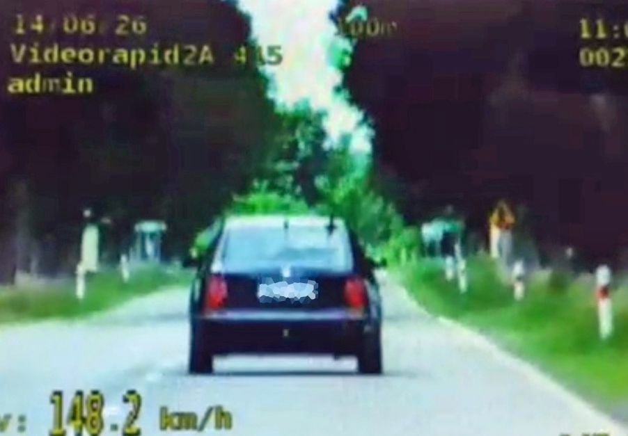 W ulewnym deszczu pędzili blisko 150 km/h! Posypały się prawa jazdy!