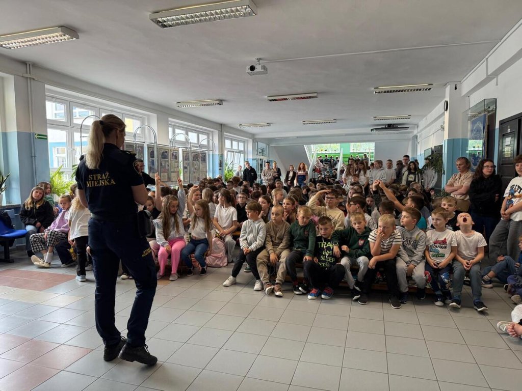 Jedna chwila nieuwagi może kosztować zdrowie. Ważna lekcja dla dzieci z Ostrołęki [ZDJĘCIA]
