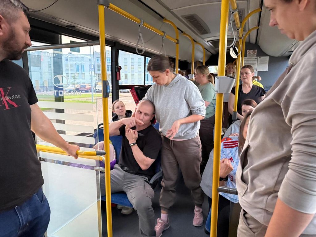 Agresywni pasażerowie, stres i zagrożenie. Nietypowe szkolenie w miejskim autobusie