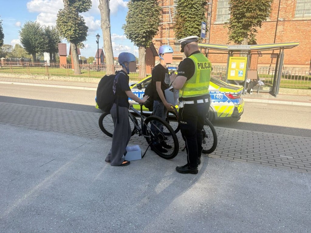 Zamiast mandatu... kask ochronny! Ostrołęcka drogówka dba o bezpieczeństwo najmłodszych