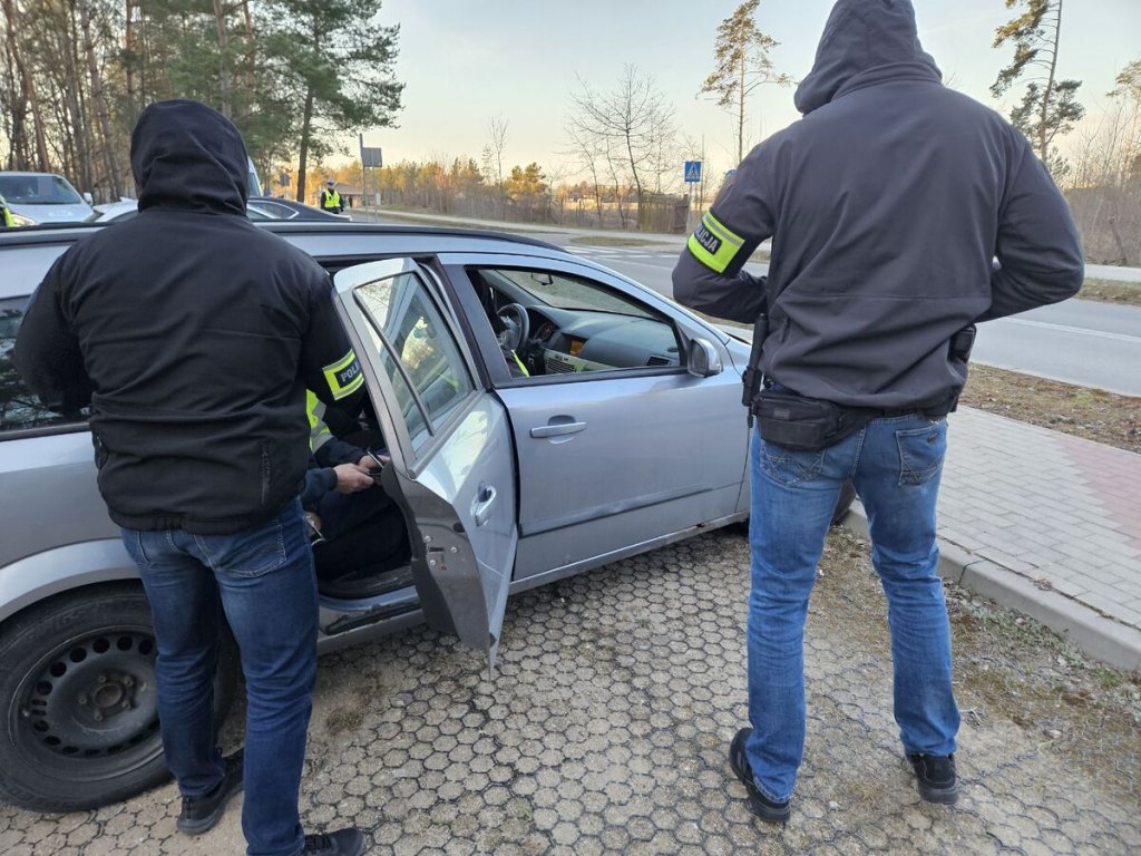 Dwóch poszukiwanych wpadło podczas obławy! Jeden przebywał w Polsce nielegalnie, drugi odsiedzi 2 lata [ZDJĘCIA]