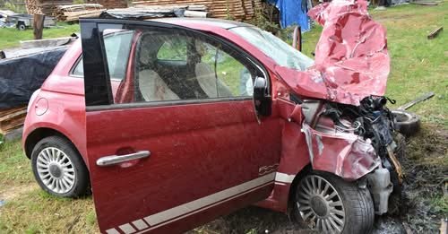 Pościg za czerwonym Fiatem. 25-latka rozbiła auto na ogrodzeniu! [FOTO]