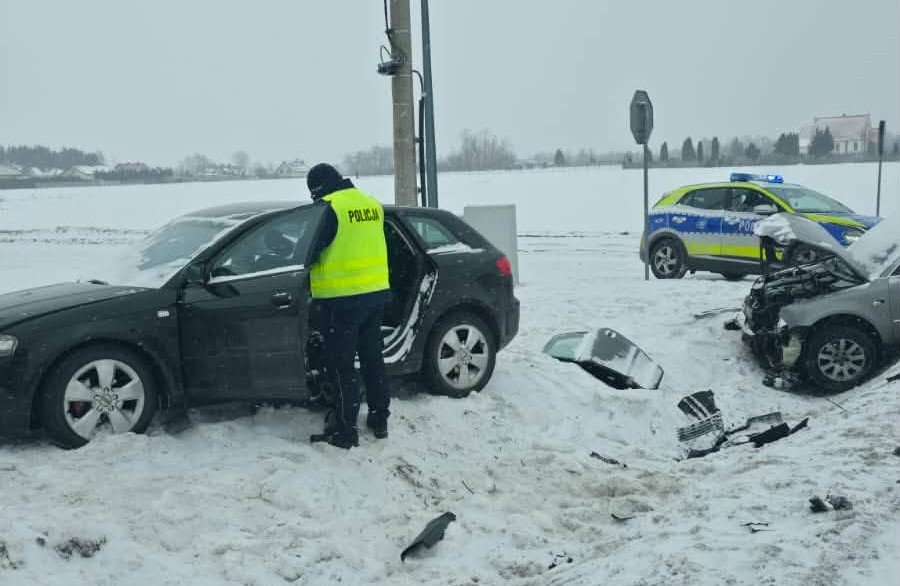 Zignorował pierwszeństwo, doszło do nieszczęścia. Dwie osoby trafiły do szpitala [ZDJĘCIA]