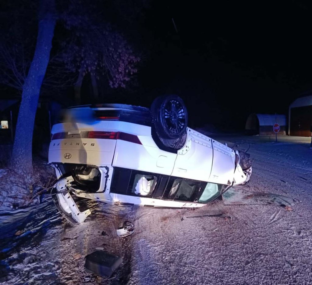 Groźne dachowanie osobówki. Trzy osoby w szpitalu, auto w rowie [ZDJĘCIA]