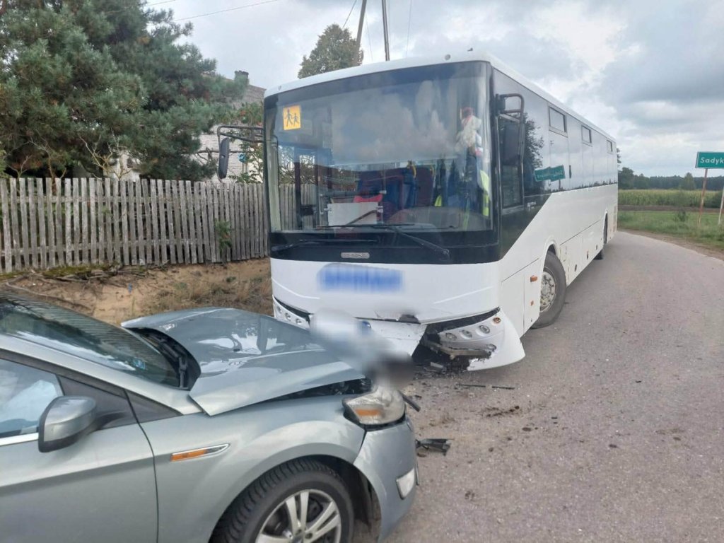 Chwila nieuwagi na zakręcie. Zderzenie z autobusem wiozącym dzieci