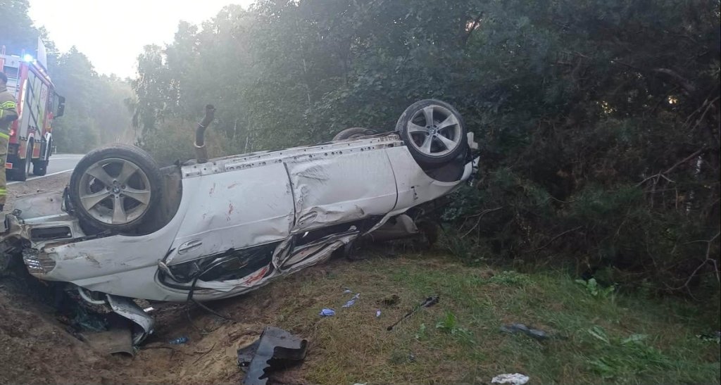 22-latek dachował BMW na trasie do Ostrołęki. Kilka dni wcześniej stracił prawo jazdy [ZDJĘCIA]