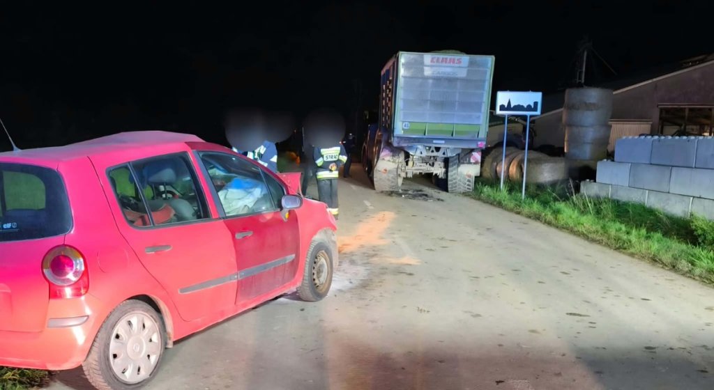 Renault uderzyło w tył ciągnika. 78-letni kierowca trafił do szpitala [FOTO]