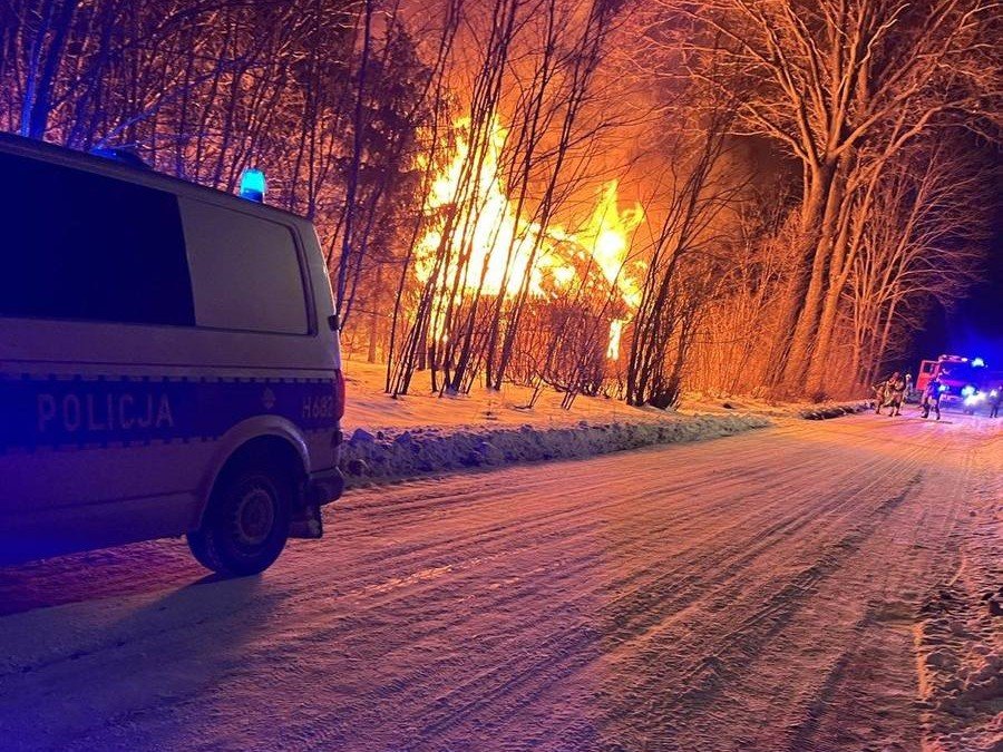 Słup ognia trawił drewniany dom. 56-latek uciekł w ostatniej chwili [ZDJĘCIA]