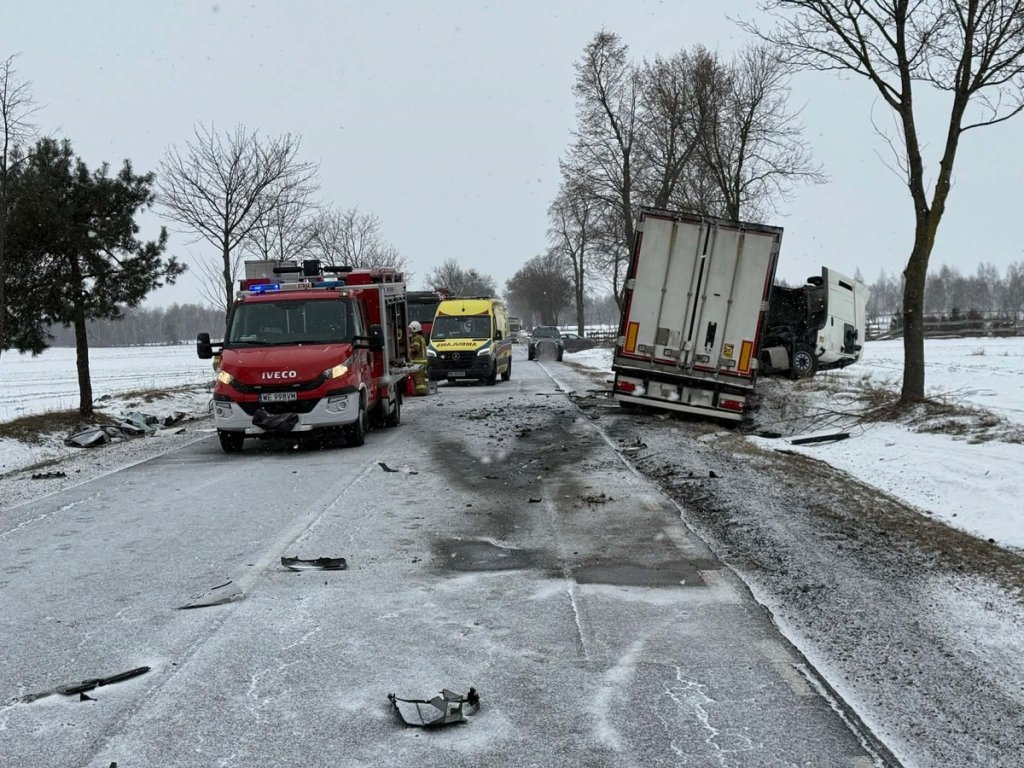 Tragiczny finał czołowego zderzenia. Nie żyje 75-letni mężczyzna [ZDJĘCIA]