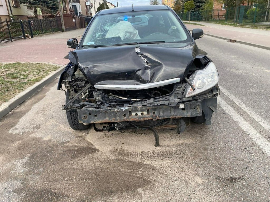 Skasował auto i rzucił się do ucieczki. Miał ogromnego pecha [ZDJĘCIA]