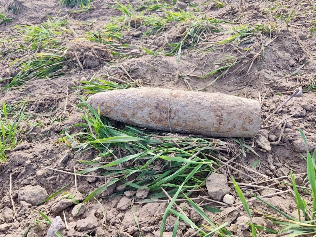 Niebezpieczne znalezisko na polu. Prace trzeba było natychmiast przerwać