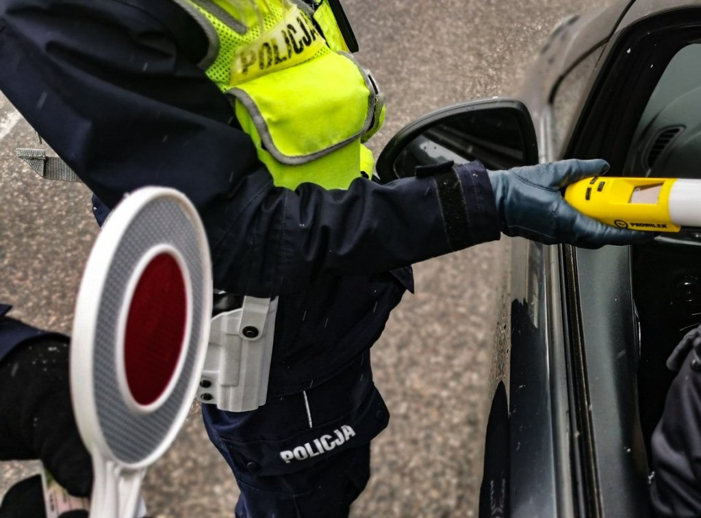 Pijani rekordziści: Jeden zasnął na światłach, drugi łamał sądowy zakaz