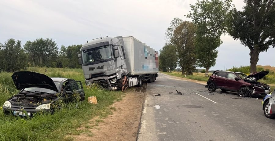 Karambol na DK61. Ciężarówka staranowała dwa auta [FOTO]