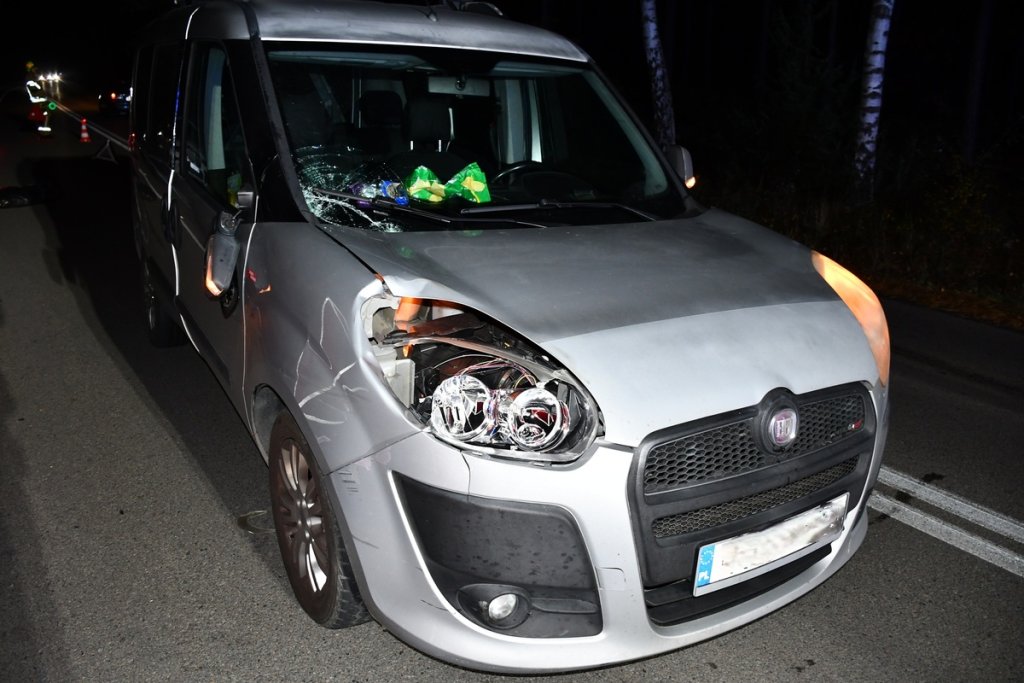 Tragedia na nieoświetlonej drodze. 69-latek nie żyje. Na miejscu lądował śmigłowiec LPR [ZDJĘCIA]