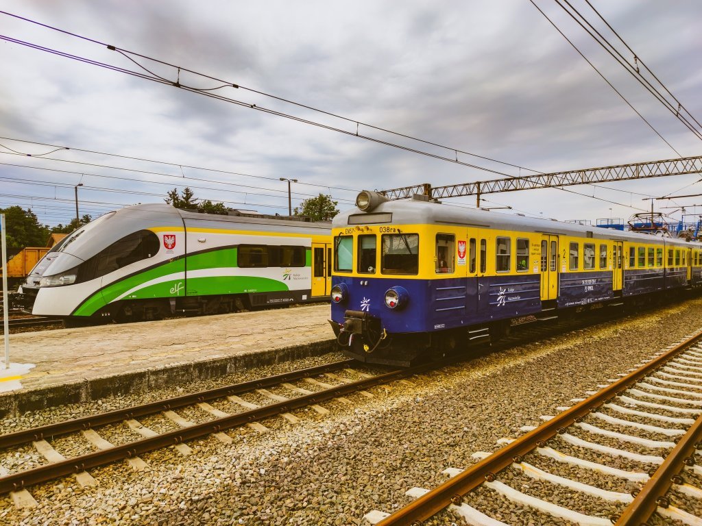 Legendarny pociąg "Babcia" przejdzie remont. 62-letni EN57 przez cały czas będzie woził pasażerów