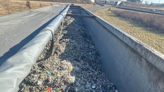 Śmieciowy przekręt w Rzekuniu! 24 tony nielegalnych odpadów wpadły podczas kontroli. Służby ujawniają prawdę [ZDJĘCIA]