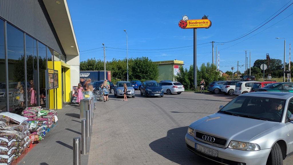 Parkingowa fantazja na osiedlu Stacja. Kiedy wygoda wygrywa ze zdrowym rozsądkiem [ZDJĘCIA]