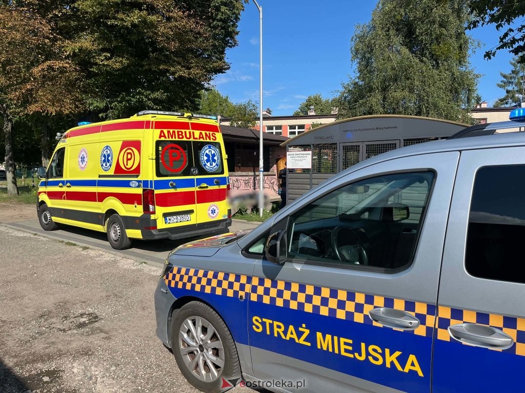 Tragedia przy przedszkolu w Ostrołęce. Mężczyzna zasłabł, nie udało się go uratować