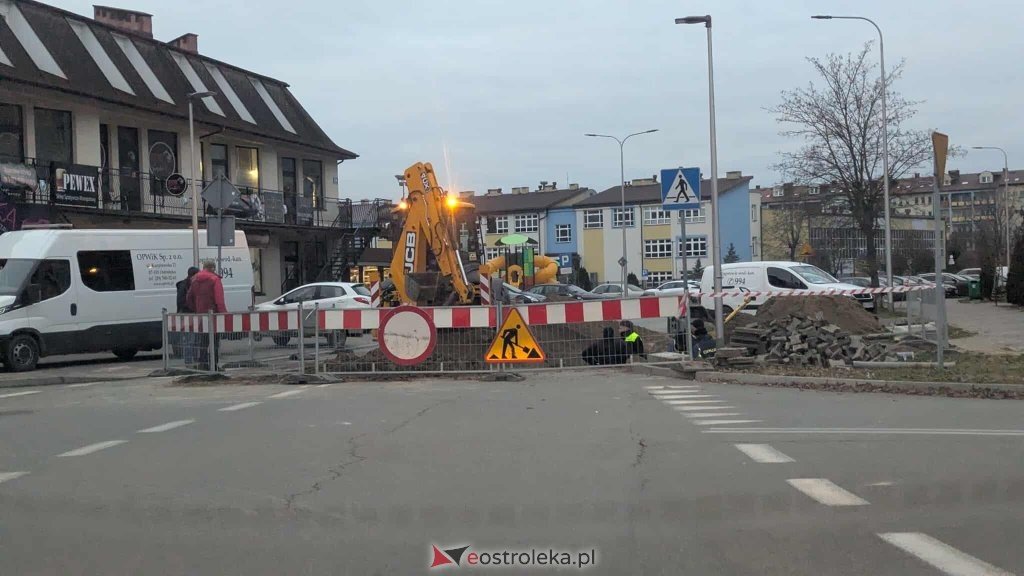 Dziury po awarii straszą kierowców. Radny pyta prezydenta, kiedy naprawa