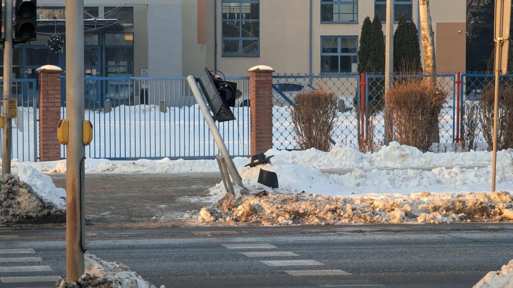 Poważne skutki kolizji przy Traugutta. Uszkodzona sygnalizacja [ZDJĘCIA]