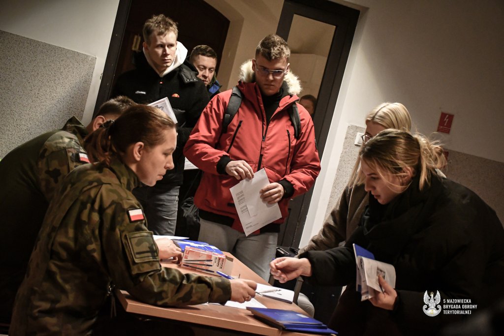 Ferie w mundurze. Ponad 90 ochotników szkoli się w 5 Mazowieckiej Brygadzie Obrony Terytorialnej [ZDJĘCIA]