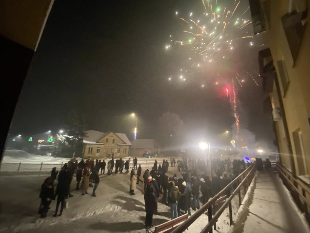 Mieszkańcy Baranowa powitali Nowy Rok przed Urzędem Gminy [ZDJĘCIA]