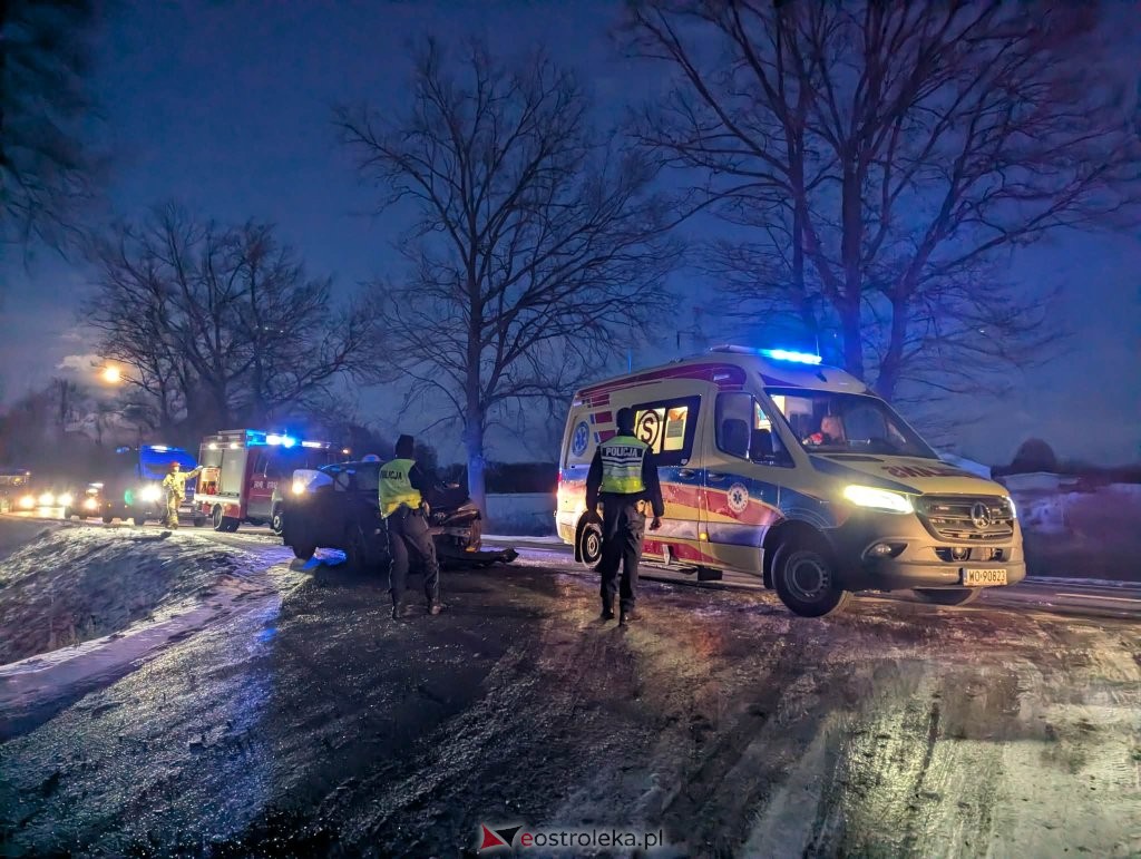 Wypadek na DK61 pod Ostrołęką. Zderzenie dwóch aut, jedna osoba poszkodowana [ZDJĘCIA]