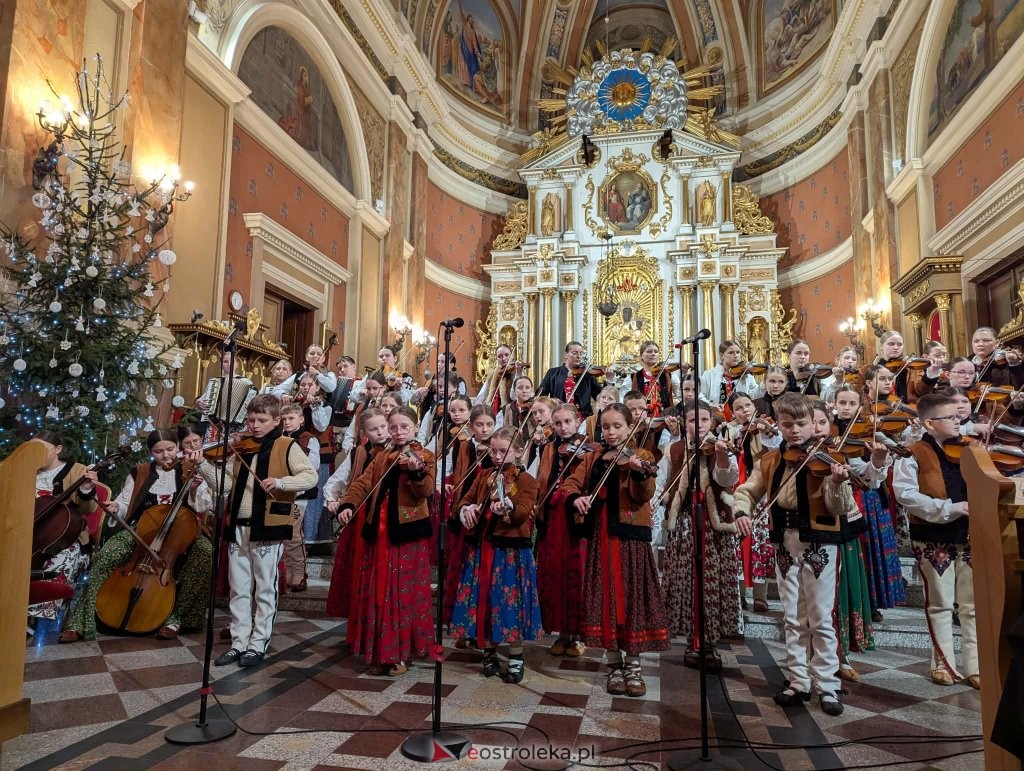 Góralskie kolędowanie w sercu Kurpi. Zespół “Zagórzańska Siła” zachwyciła wiernych w Kadzidle [WIDEO, ZDJĘCIA]