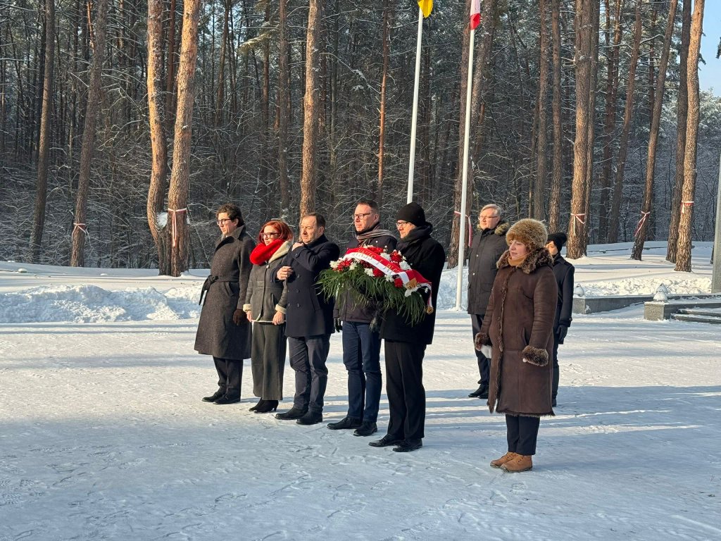 Poseł Popielarz wrócił z Kijowa. "13 stopni w gabinetach" i trudne rozmowy o ekshumacjach [ZDJĘCIA]