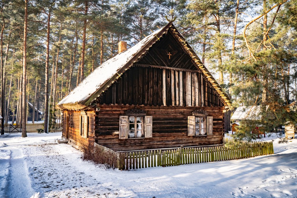 Zagroda Kurpiowska w Kadzidle zachwyca zimową aurą. ZOBACZ ZDJĘCIA