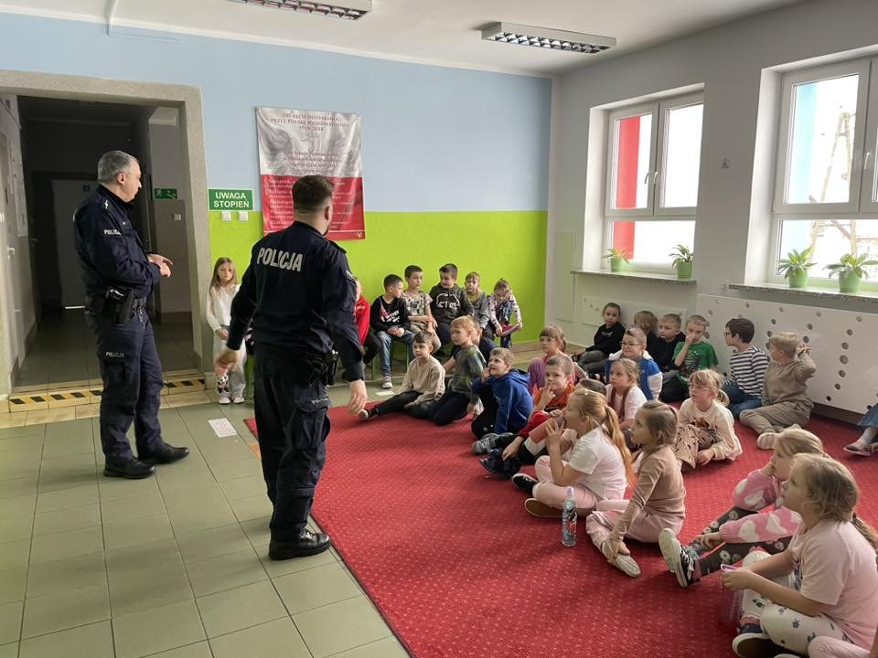 Spotkanie profilaktyczne z policjantami w szkole w Ołdakach. Bezpieczne ferie zimowe [ZDJĘCIA]